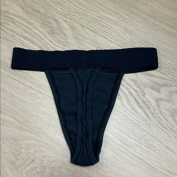 SKIMS Ribbed Thong Panty XS - Picture 7 of 7